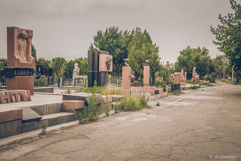 Kirghiz-graveyard-10.jpg
