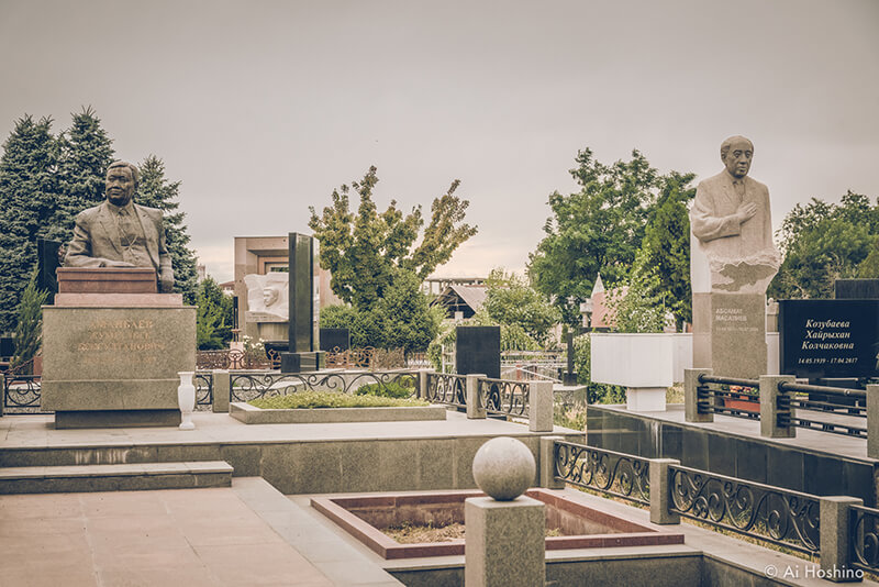 Kirghiz-graveyard-6.jpg