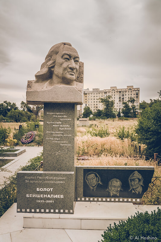 Kirghiz-graveyard-9.jpg