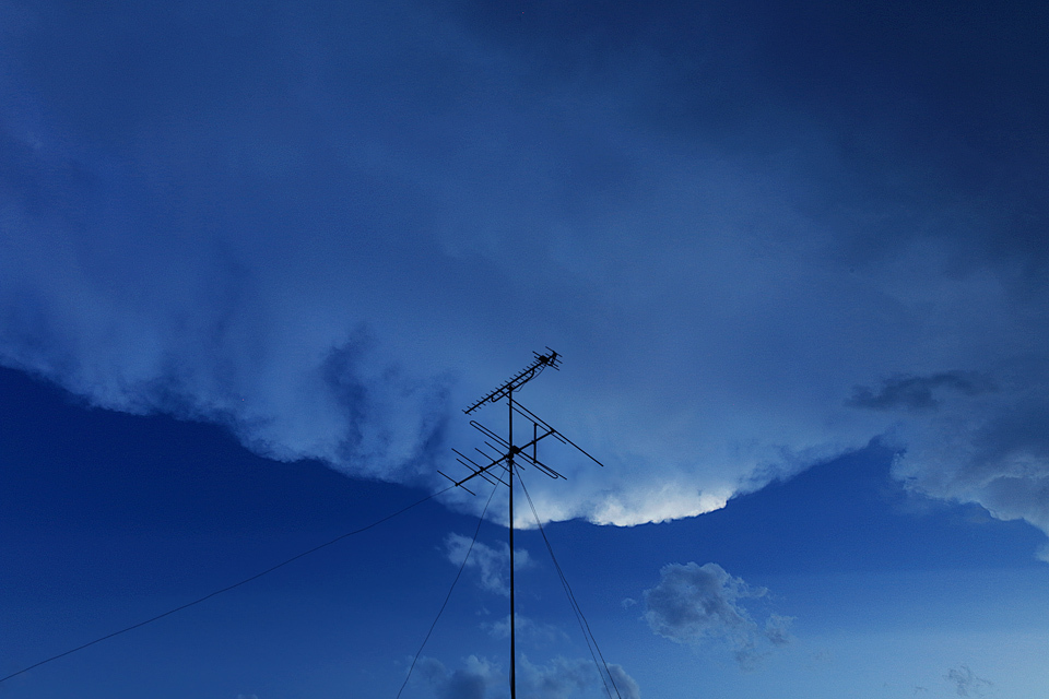 擾乱の予兆 ── VHFアンテナのある空景 （その45）