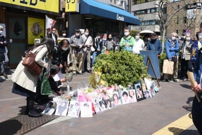 亡くなった岡田有希子さんに献花を手向ける人達