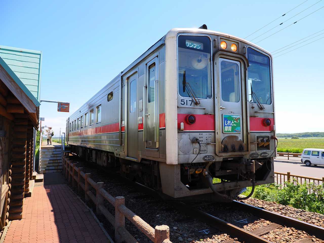 原生花園駅を出る列車 2022年8月北海道