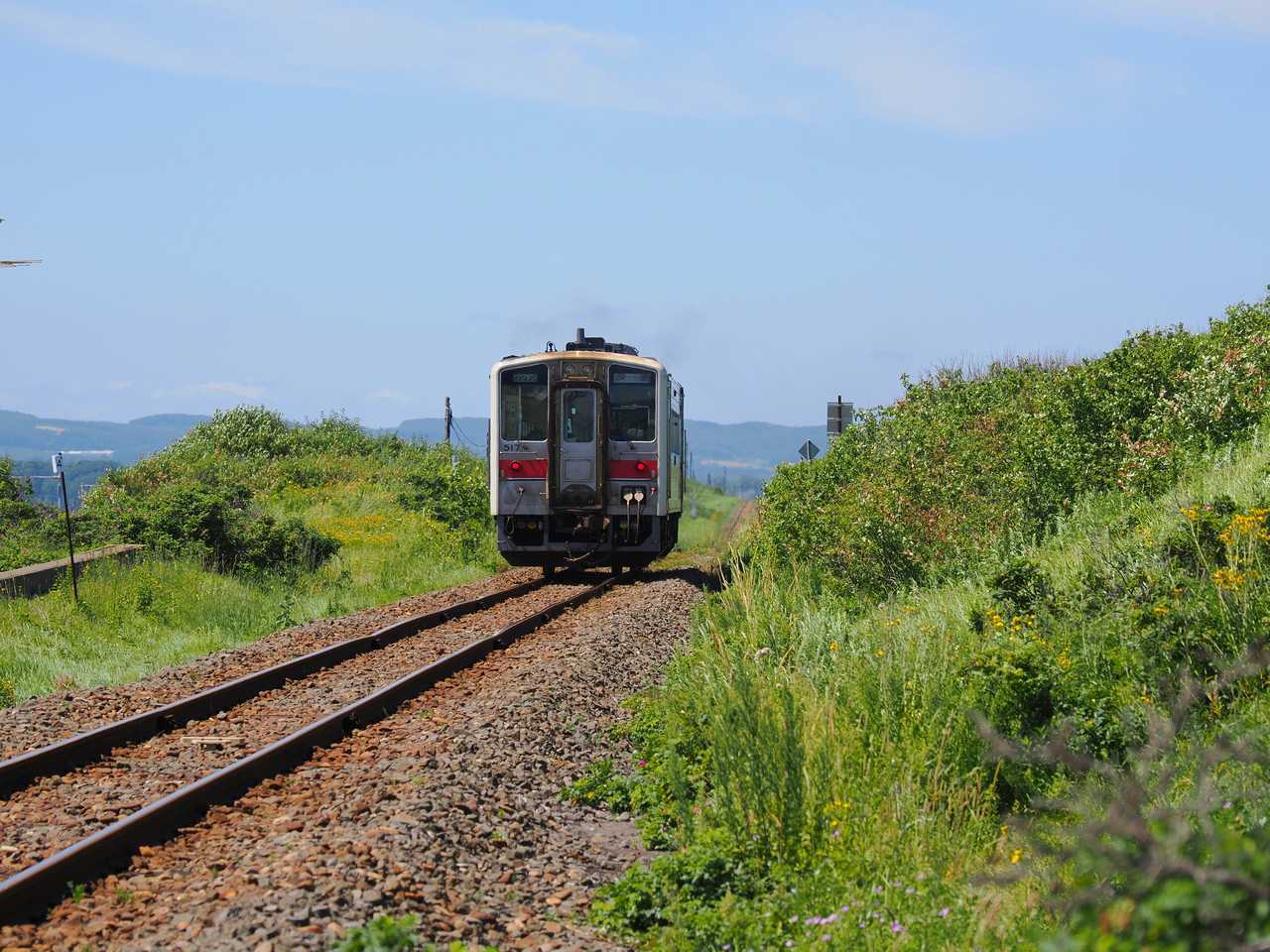 原生花園駅から去る列車 2022年8月北海道