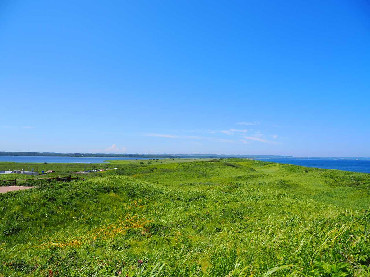 原生花園から見るオホーツク海と湯沸湖 2022年8月北海道