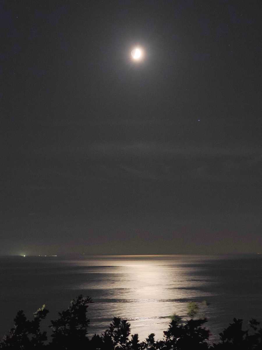 知床の海に写る月とスピカ 2022年8月