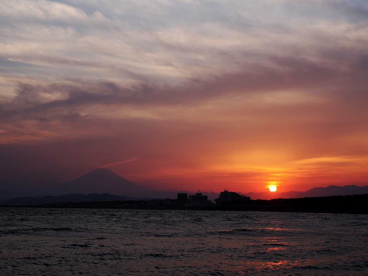 富士を見ながら沈む湘南の夕日 2022年5月