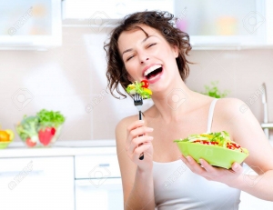 18713736-美しい若い女性は野菜のサラダを食べるダイエットします。