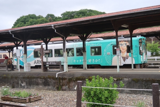 天竜二俣駅　キャタラーラッピング列車