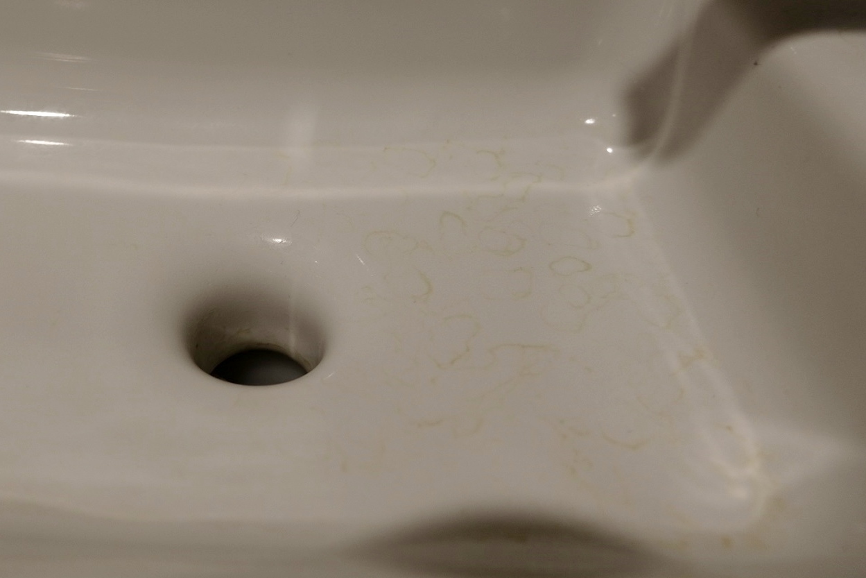 トイレの手洗いカウンターの黄ばみ