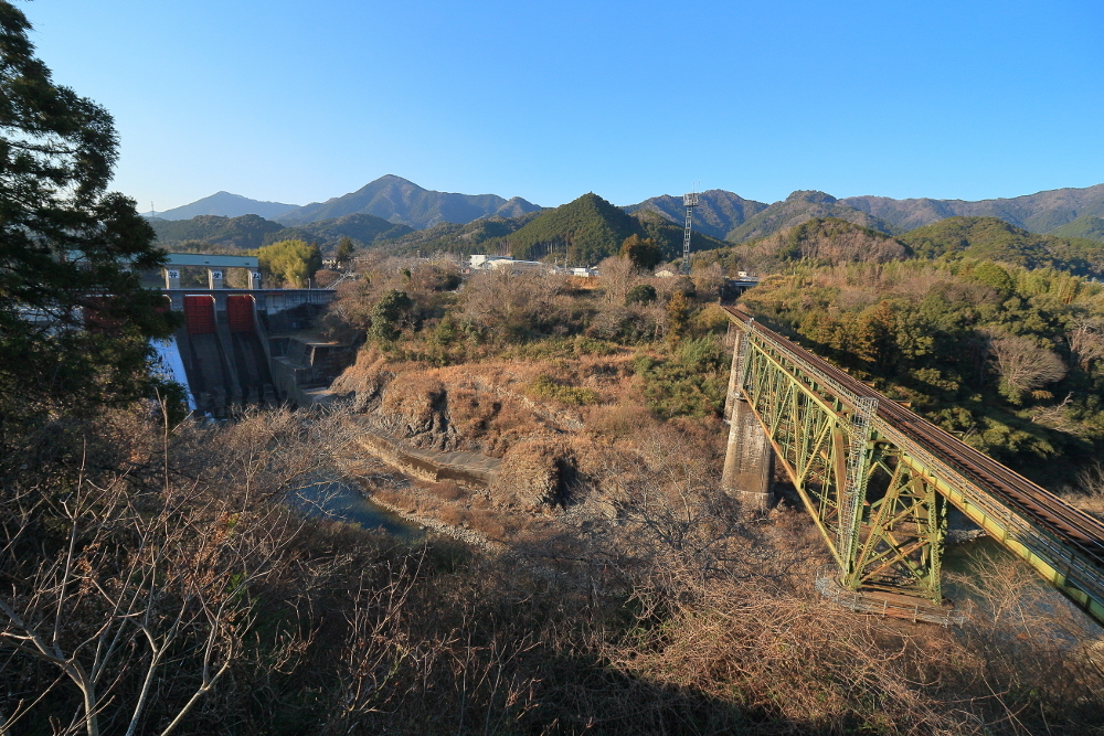 三瀬谷ダムとJR紀勢本線「三瀬谷橋梁」の画像