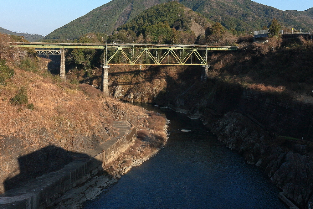 三瀬谷ダムから見たJR紀勢本線「三瀬谷橋梁」の画像