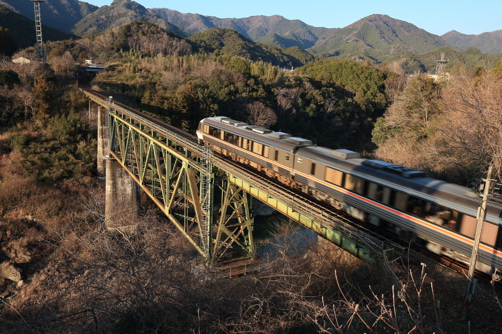 JR紀勢本線「三瀬谷橋梁」と列車の画像