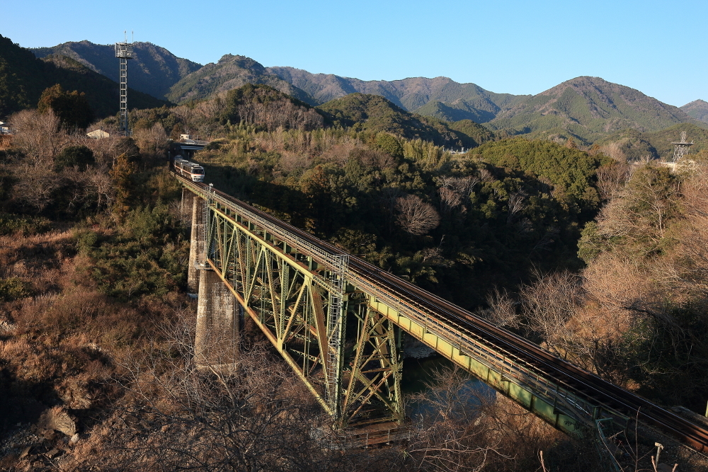 JR紀勢本線「三瀬谷橋梁」と列車の画像