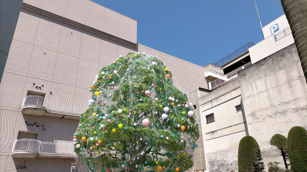 津市まん中広場のバルーンツリー「DREAM COME TREE」の画像