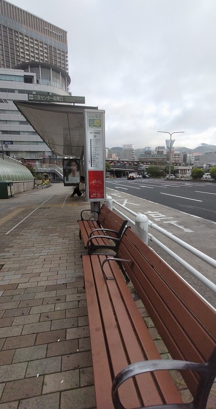 三宮駅前のバス停のベンチ　Screenshot_2022-04-13-06-50-23-26