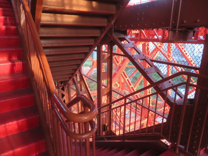 紅い鉄塔を味わえる階段