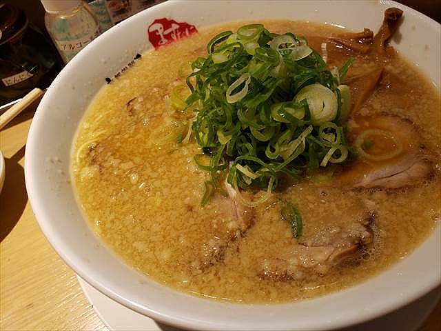 20211003_103939_R スープは大量の鶏ガラやモミジを炊いて作る鶏ガラ白湯スープと、「京都ますたに総本店」と同じ徳島の醤油を使ったカエシ