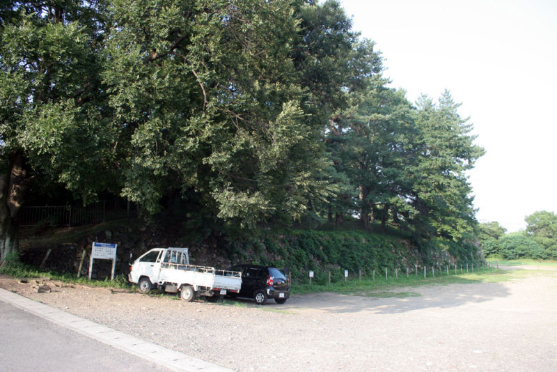 加納城／②本丸南の堀跡が駐車場