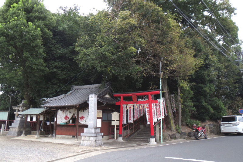 安井城／①山神社（右から）