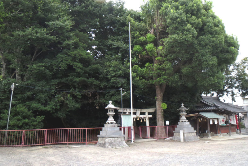 安井城／②山神社（左から）