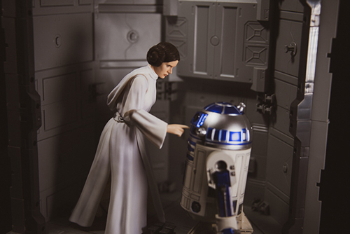 ツバキアキラが撮った、S.H.フィギュアーツのレイア・オーガナ。R2-D2にオビ＝ワン・ケノービへのメッセージを託すレイア姫。