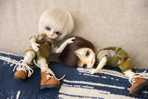 WITHDOLL、Happy Ending Story - Wolf Rudyのルディと、WITHDOLL、Halloween Limited Edition / Black Cat / Butler Pookyのキオ。広いお部屋の中で、こっそりと、のびのびと。