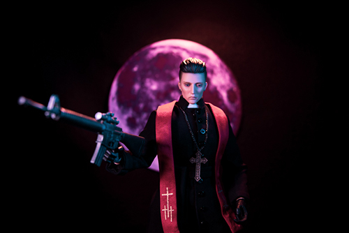 ツバキアキラが撮った、RingtoysのPriest K。紫に染まった月を背に、機関銃を構える、Priest K。