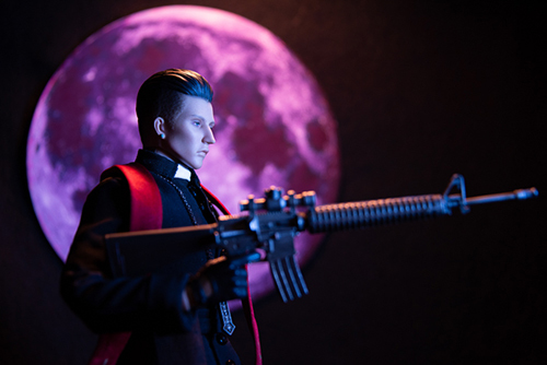 ツバキアキラが撮った、RingtoysのPriest K。紫に染まった月を背に、機関銃を構える、Priest K。