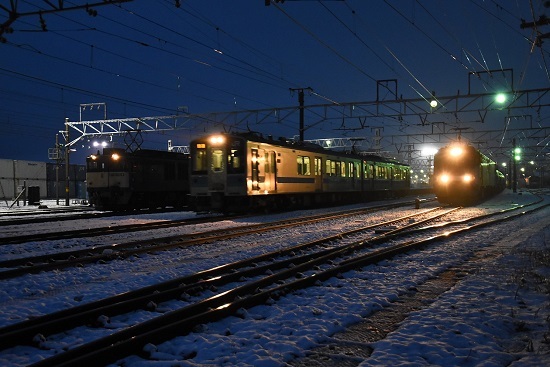 2022年3月19日撮影　南松本にて　篠ノ井線8087ﾚと5463ﾚにE127系霜取り電車