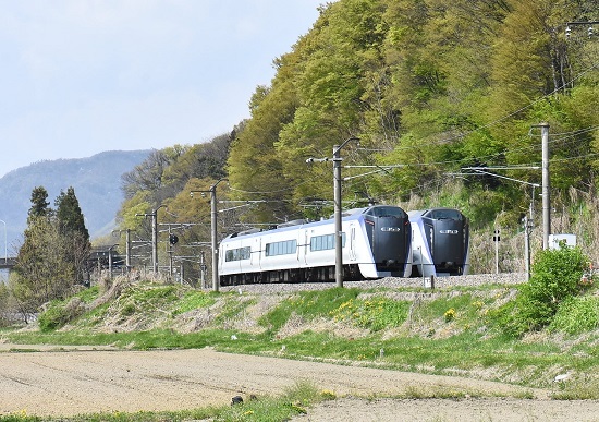 2022年4月23日撮影　篠ノ井線　E353系による特急「信州2号」と「信州3号」並び