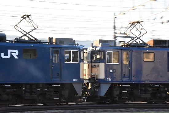 2022年7月2日撮影　南松本にて　篠ノ井線8087ﾚ　EF64原色重連　連結部を流して