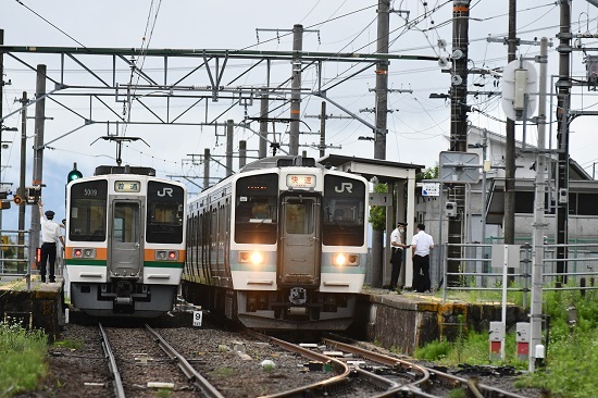 2022年7月17日撮影　飯田線は羽場駅にて　211系と213系の並び　2