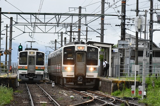 2022年7月17日撮影　飯田線は羽場駅にて　213系が発車して行く