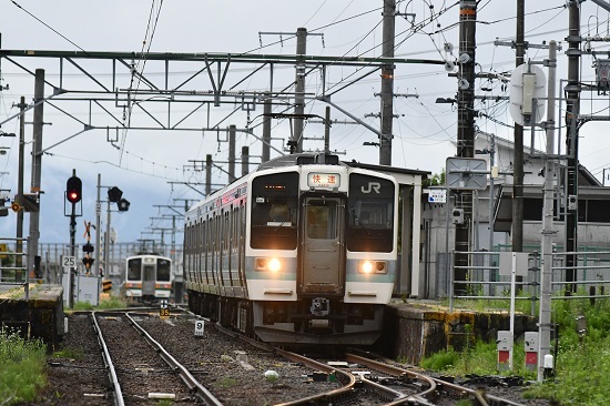 2022年7月17日撮影　飯田線は羽場駅を発車する211系
