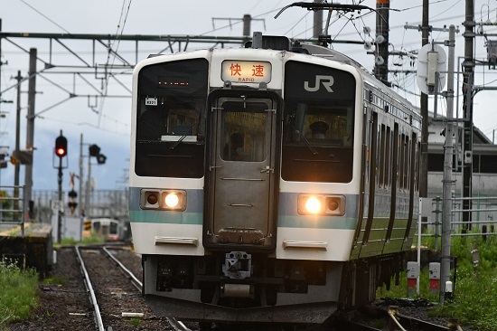 2022年7月17日撮影　飯田線は羽場駅を発車して来る　211系のUP
