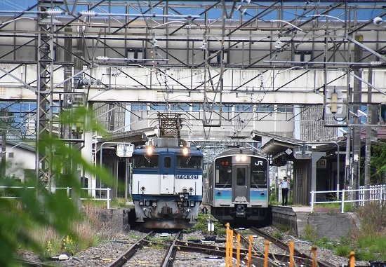 2022年7月23日撮影　篠ノ井線8087ﾚ　明科駅にてEF64重連とE127系の並び