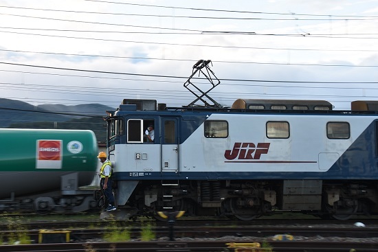 2022年8月13日撮影　南松本にて　篠ノ井線8087ﾚ　EF64-1017号機を流して-1