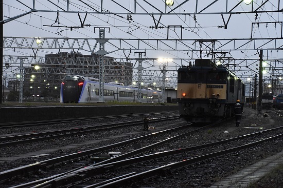 2022年5月14日撮影　南松本にて　E353系回送と篠ノ井線8087ﾚ