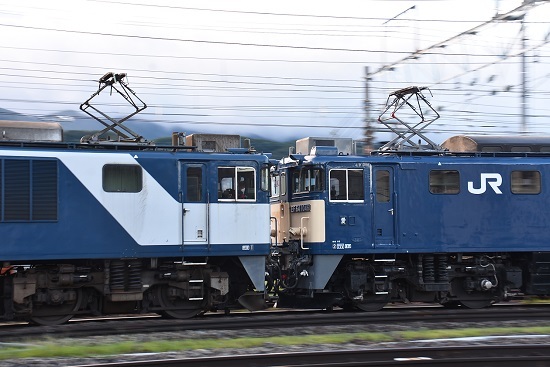 2022年8月13日撮影　南松本にて　篠ノ井線8087ﾚ　EF64重連　連結部を流して