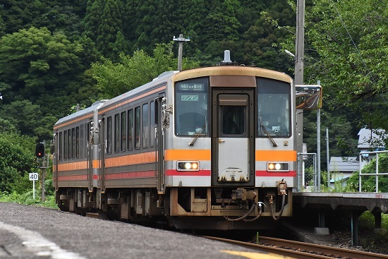 2022年8月14日撮影　大糸線　428D　キハ120　2連が根知駅に入線