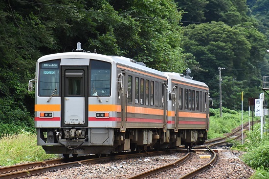 2022年8月14日撮影　大糸線　428D　キハ120　根知駅を発車して行く2連を後撃ち