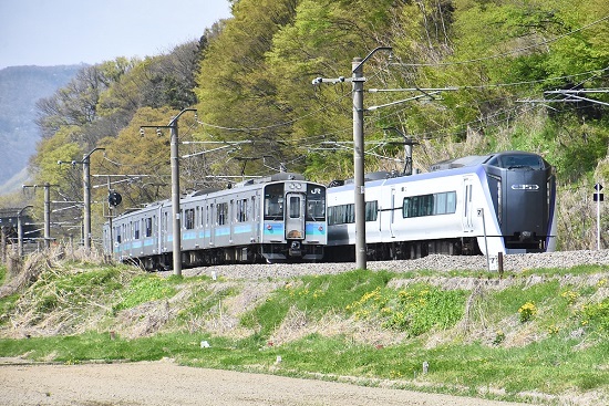2022年4月23日撮影　篠ノ井線　E353系による特急「信州2号」とE127系の交換