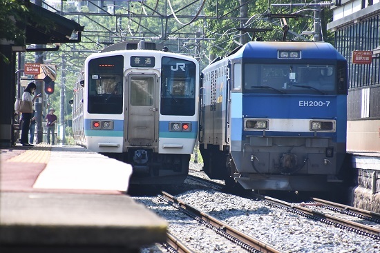2022年6月19日　篠ノ井線8087ﾚ　EH200-7号機と211系の並び