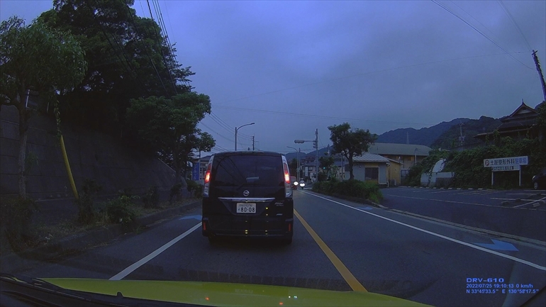 日本郵便ワゴン車がスクーターに幅寄せ