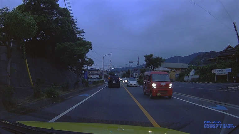 日本郵便ワゴン車がスクーターに幅寄せ