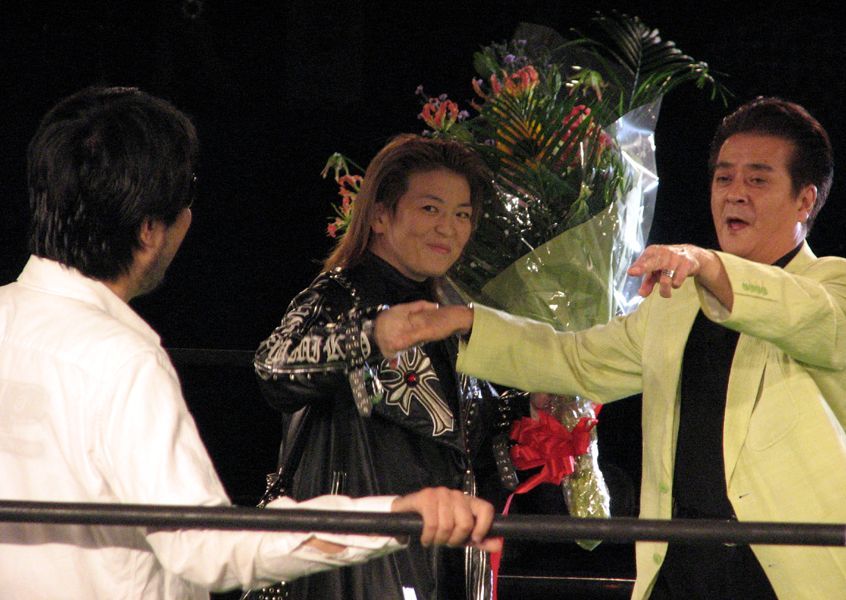 2007年10月8日T-1グランプリ花束を受け取る堀田