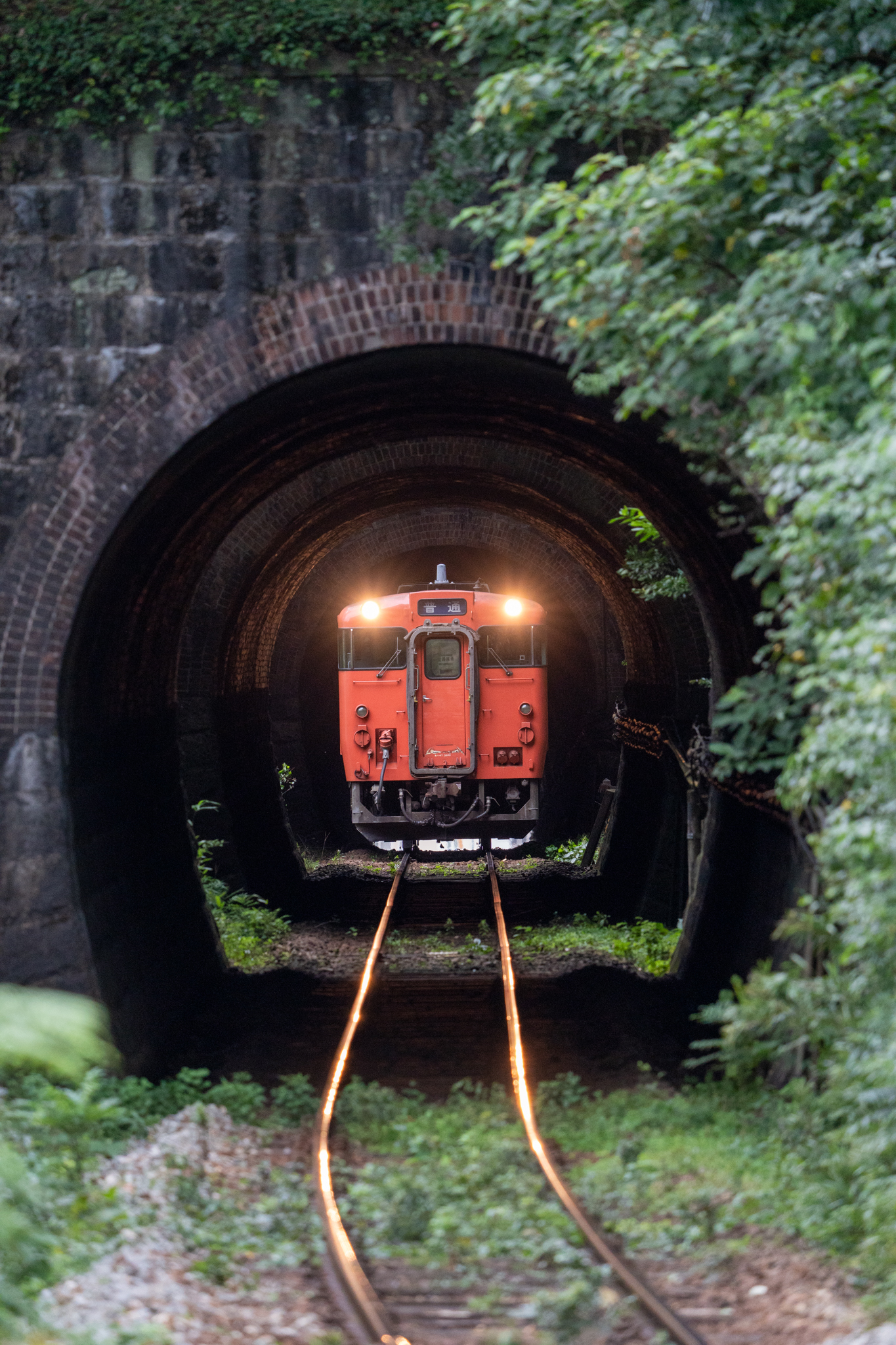 20220816_芸備線名物の三連トンネルを抜ける広島行き3849D